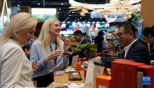 两个女人 2025,女性力量崛起，共创辉煌时代